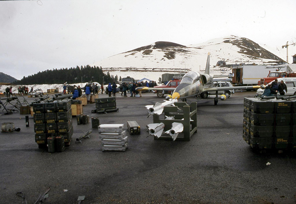 Avion de chasse et missiles sur l'altiport de Peyragudes