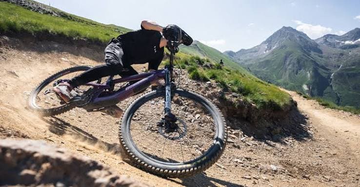 Vététiste en pleine descente sur les sentiers de Peyragudes